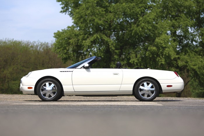 Formájával azonnal hódít – Ford Thunderbird, 2002 85 Formájával azonnal hódít – Ford Thunderbird, 2002 85