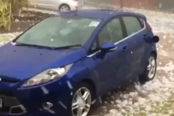 Drámai videón, ahogy teniszlabda nagyságú jég ver agyon egy autót