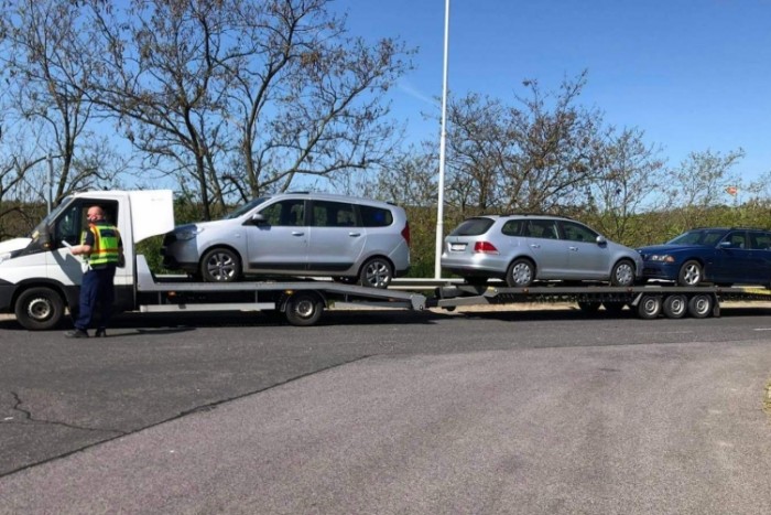 Túlsúlyos karavánra csaptak le az M0-son 1