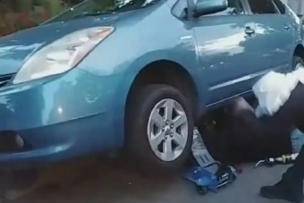 Fényes nappal, aljas módszerrel lopták ki a katalizátort az autó alól