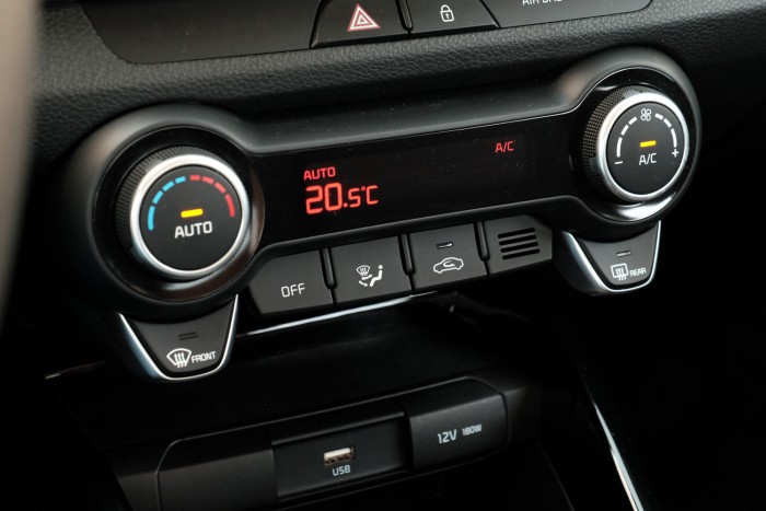 Apró városi szabadidő-autó, trükkös váltóval – Kia Stonic 9