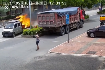 Lángoló teherautó állított be a tűzoltókhoz Kínában