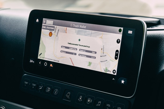 Egy gombnyomással kifizethető a tankolás ebben a Merciben 1