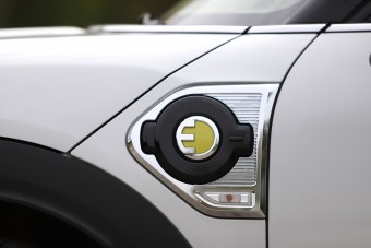 Egy nap alatt elfogyott egymilliárd villanyautóra, új döntést hoztak