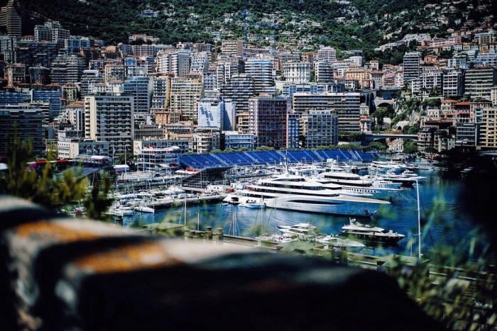 Kilóg a sorból a monacói kikötő legnagyobb jachtja