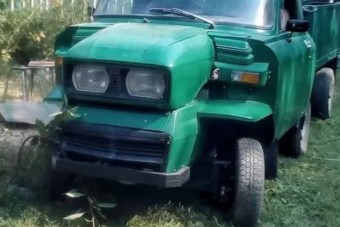 Itt egy Moszkvics, amely meggörbíti a teret