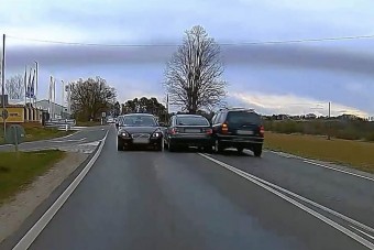 Csak a szerencsének köszönhető, hogy két autós kakaskodásából nem lett frontális baleset