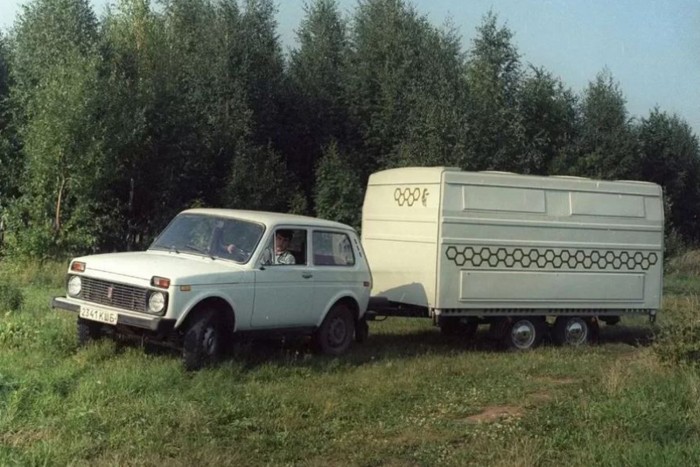 Kitalálod, mit húz maga után ez a Lada Niva?