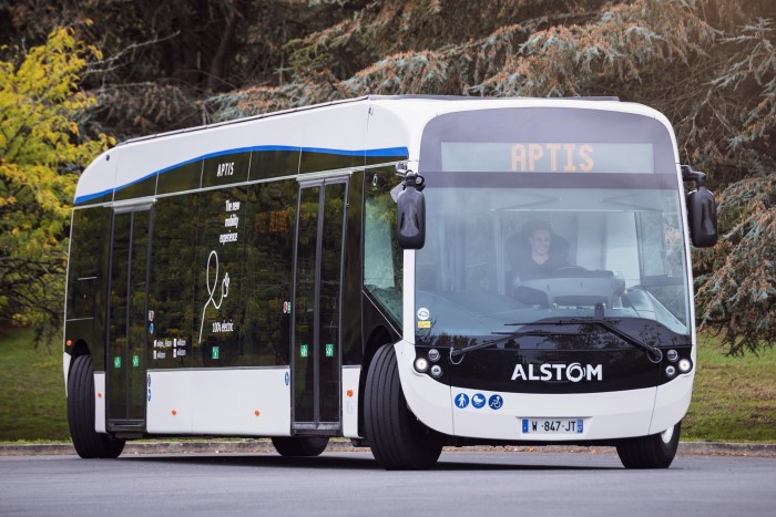 Ez a busz bármikor elgázolhat, ha eszébe jut 16 Ez a busz bármikor elgázolhat, ha eszébe jut 16
