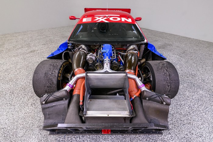 Versenyautó a 90-es évekből, csak a startra vár 10