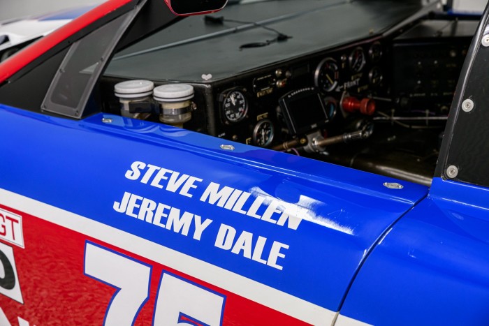 Versenyautó a 90-es évekből, csak a startra vár 7