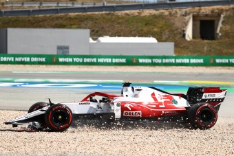 F1: Räikkönen ütközött, elterelődött a figyelme