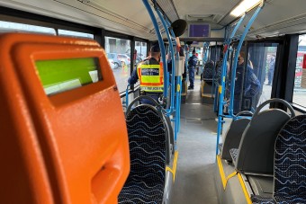 A 99-es buszon is razziáztak a pesti rendőrök