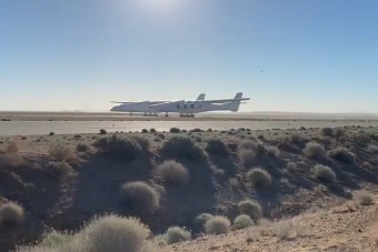 Levegőbe emelkedett a világ legnagyobb repülője