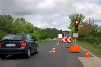 Látta a piros lámpát a 87-es úton, úgy húzott át rajta, mintha kötelező lenne
