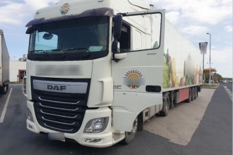 Mobilozott az M7-esen, durván megütheti a bokáját az áruszállító