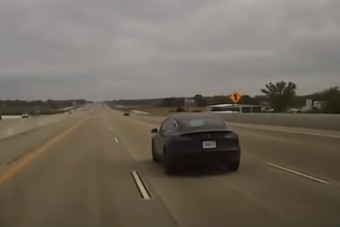 130-as tempónál aludt, kikapták a Teslából