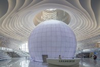 Több mint egymillió könyv otthona ez a futurisztikus épület 13
