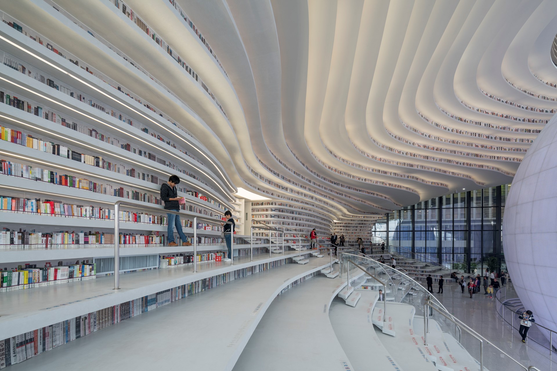 Több mint egymillió könyv otthona ez a futurisztikus épület 8