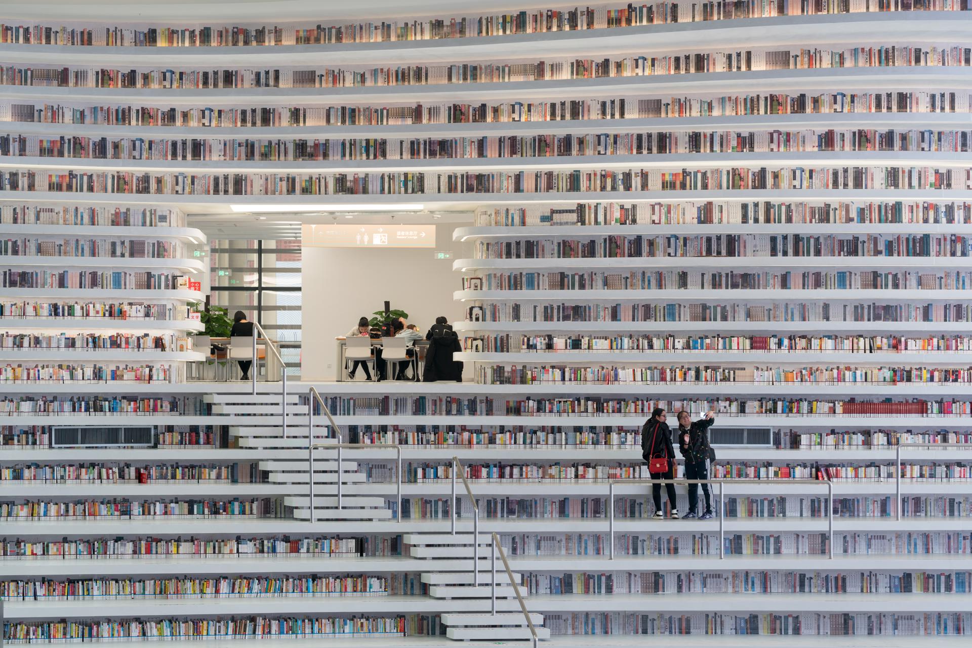 Több mint egymillió könyv otthona ez a futurisztikus épület 9