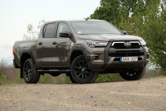 Erősebb, szebb és okosabb lett a világ kedvenc pickupja – Toyota Hilux 2.8