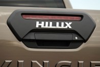 Erősebb, szebb és okosabb lett a világ kedvenc pickupja – Toyota Hilux 2.8 65