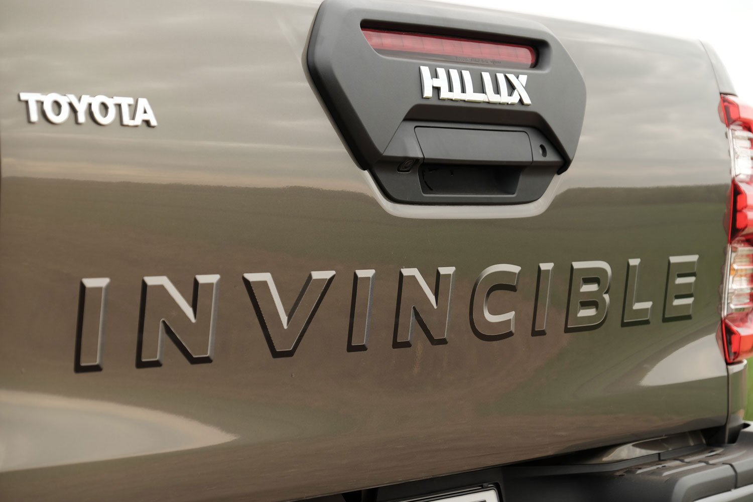 Erősebb, szebb és okosabb lett a világ kedvenc pickupja – Toyota Hilux 2.8 15