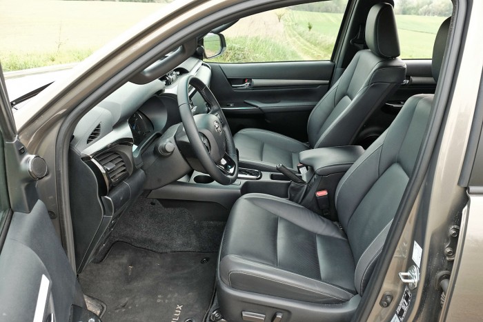Erősebb, szebb és okosabb lett a világ kedvenc pickupja – Toyota Hilux 2.8 108 Erősebb, szebb és okosabb lett a világ kedvenc pickupja – Toyota Hilux 2.8 108