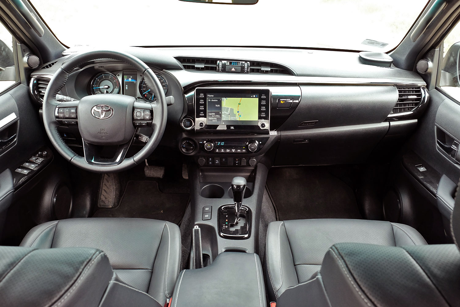 Erősebb, szebb és okosabb lett a világ kedvenc pickupja – Toyota Hilux 2.8 29