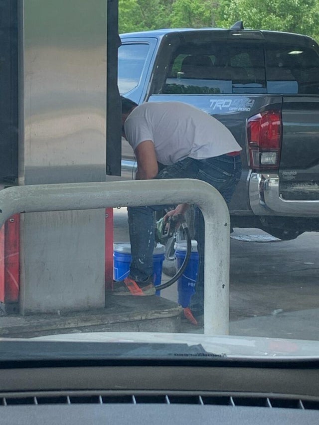 Zacskóba és vödörbe tankolnak Amerikában a pánikoló autósok 5