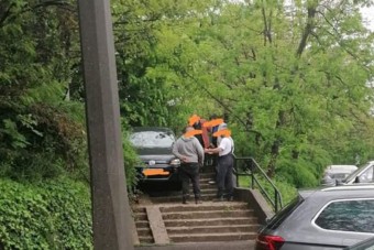 A miskolci temető lépcsőjén akart lejönni autóval