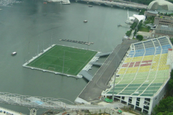 Ez a világ legfurább, tengeren úszó focipályája