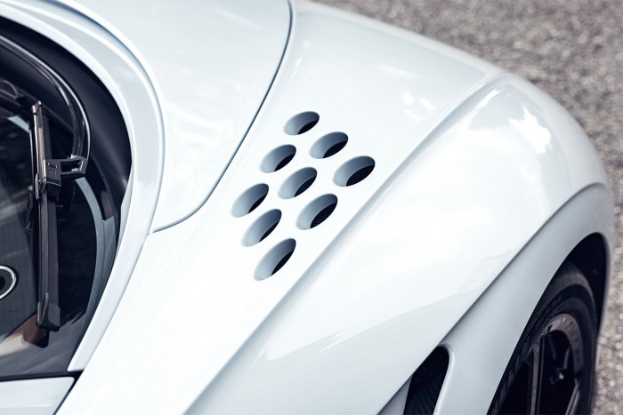 440-nel mehet közúton az új Bugatti 8