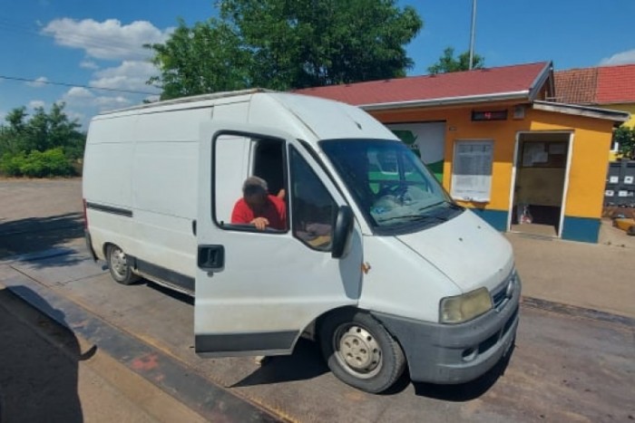 Nem óvatoskodott, két raklap téglával indult el a magyar furgonos