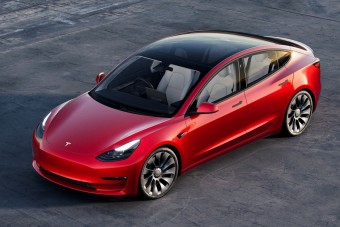 Teslák ezreit hívták vissza