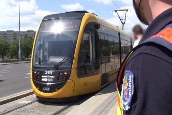 Razziáztak az 1-es villamoson, körözött személyeket is fogtak