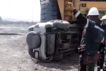 Laposra taposta a bányagép a Suzukit, az utasok épp ki tudtak ugrani