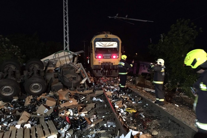 Vonattal ütközött, cafatokra szakadt egy kamion Sátoraljaújhelyen