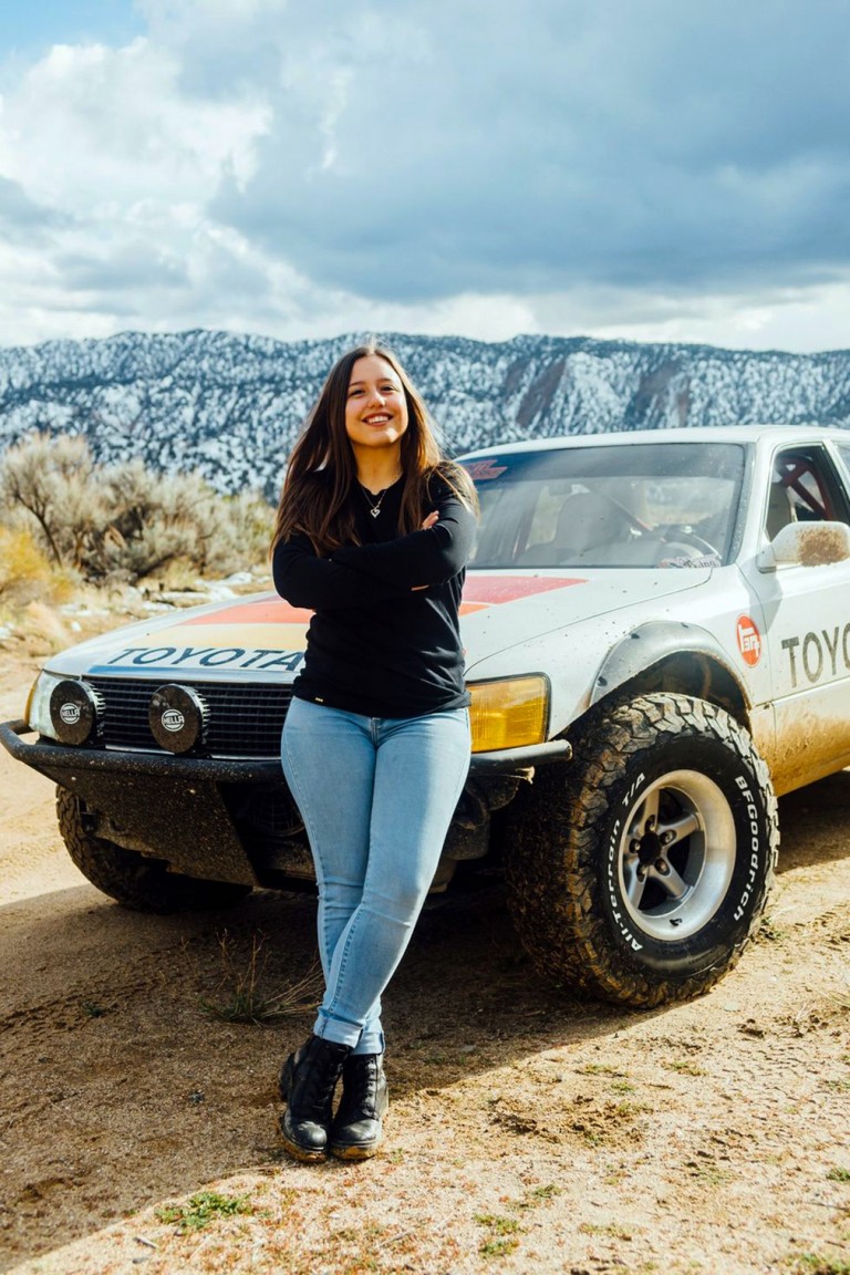Egy fiatal nő olyan terepjárót épített magának, hogy a padlón koppant az állunk 1 | Vezess Egy fiatal nő olyan terepjárót épített magának, hogy a padlón koppant az állunk 1