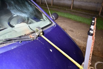 Nekimentek a kerítésének, erre előkapott egy téglát, és büntetett