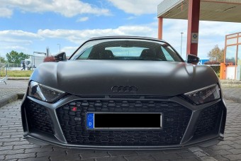 Ritka luxusautót fogtak a magyar határon