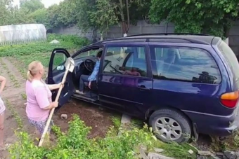 Kerítésen át hajtott veteményesbe a totál részeg autós