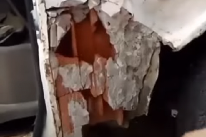 Viccnek is durva: valaki téglával javította meg a rozsdás kisbuszt