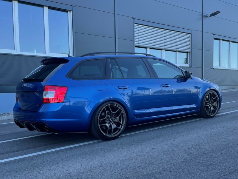 Ha BMW-ket akarsz levillogni a belsőben egy Skodával, akkor ez a te autód 2