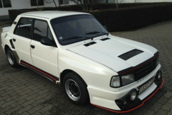 7,7 milliót kérnek ezért a komolyra tuningolt faros Skodáért