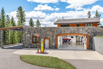 A benzinvérűek álomotthonához még töltőállomás is jár