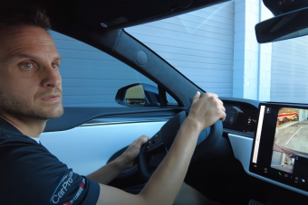 Eddig egy rossz viccnek tűnik a Tesla új lefűrészelt kormánya