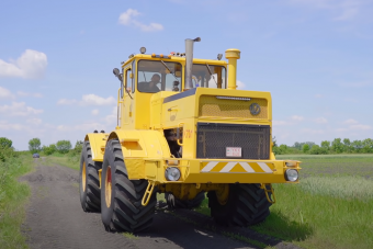 Mai napig lenyűgöző ereje van egy V12-es öreg orosz traktornak