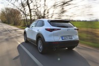 Kézi váltó rég volt ennyire jó – Mazda CX-30 60