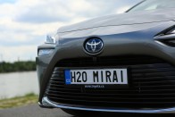 Kipróbáltuk a Toyotát, ami vizet bocsát ki. Itt a Mirai 34